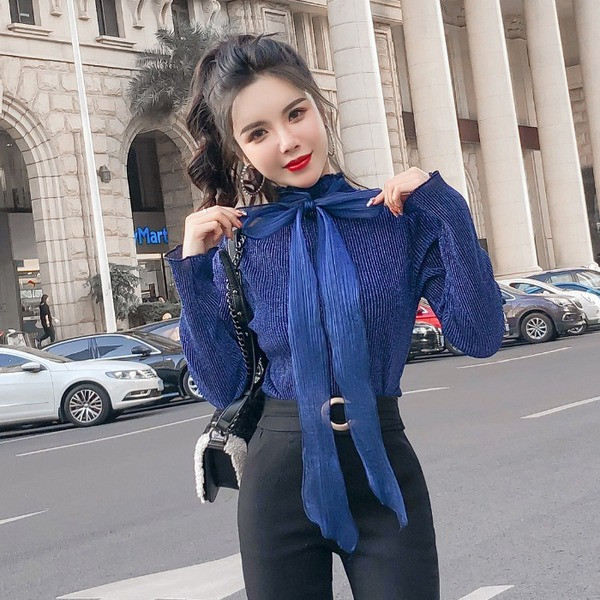 Stílusos női blúz szürke és kék szalaggal