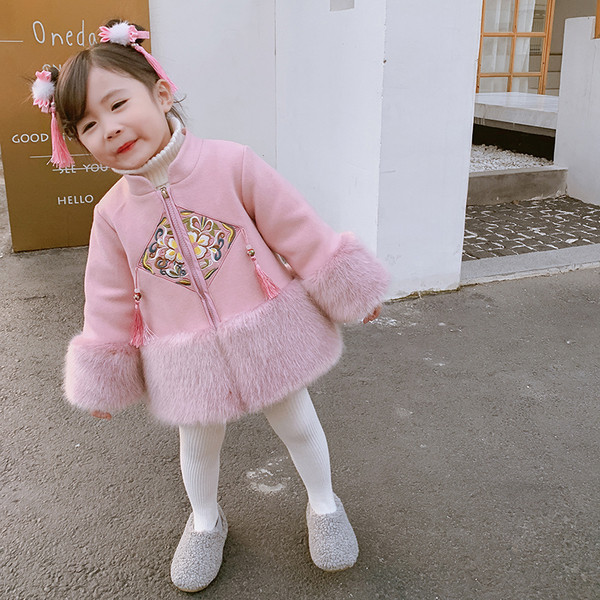 Modern gyerekdzseki pehely és színes piros és rózsaszín hímzéssel