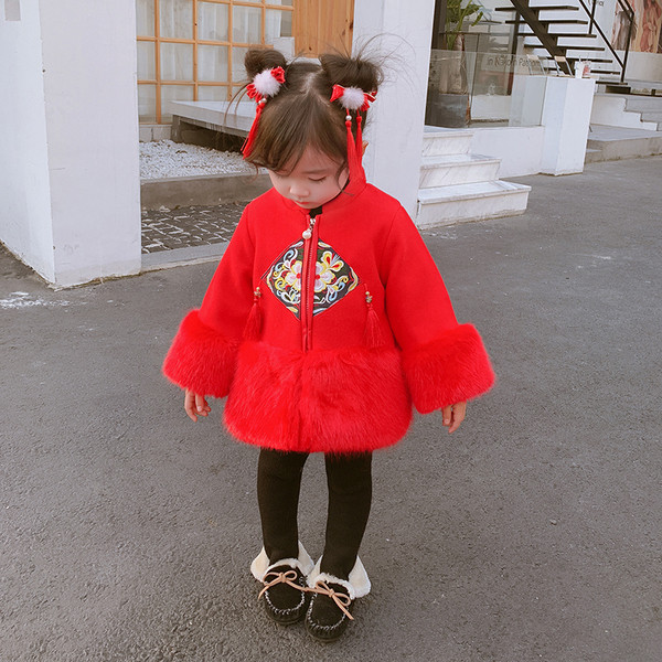 Modern gyerekdzseki pehely és színes piros és rózsaszín hímzéssel