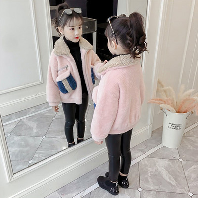 Bolyhos gyerekdzseki fehér és rózsaszín zsebekkel