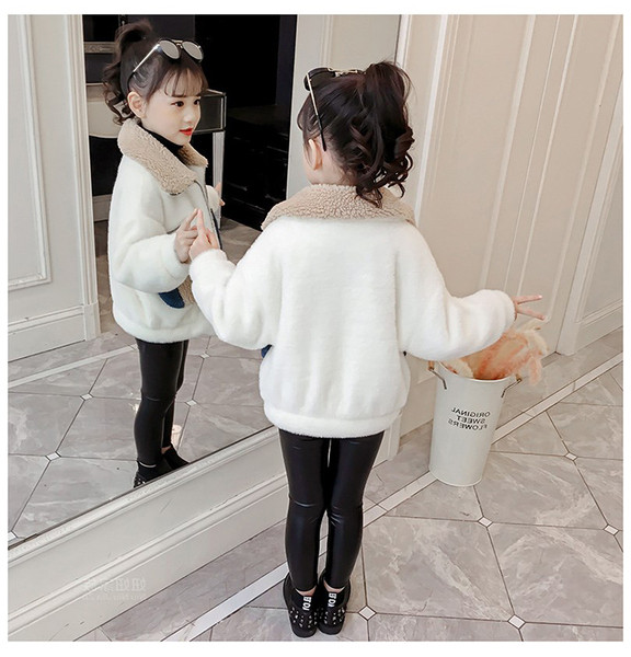 Bolyhos gyerekdzseki fehér és rózsaszín zsebekkel