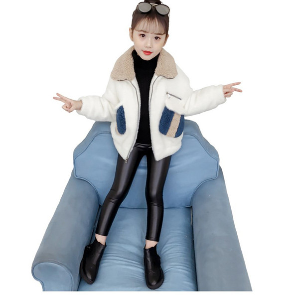 Bolyhos gyerekdzseki fehér és rózsaszín zsebekkel