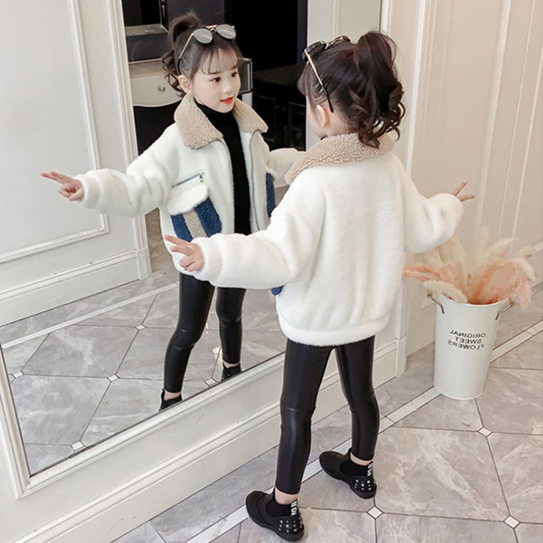 Bolyhos gyerekdzseki fehér és rózsaszín zsebekkel