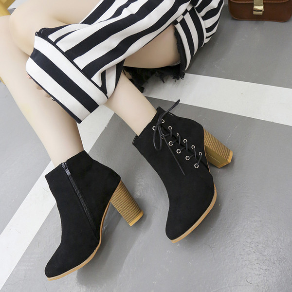 Modern női csizma eco velúr fűzővel bézs és fekete színben