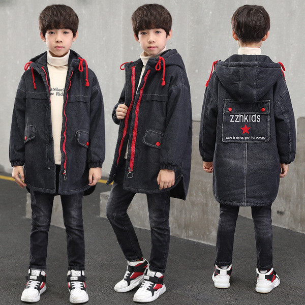 Modern gyerekkabát fiúknak, hosszú modell fekete kapucnival