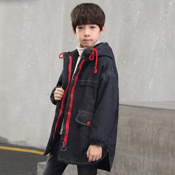 Modern gyerekkabát fiúknak, hosszú modell fekete kapucnival