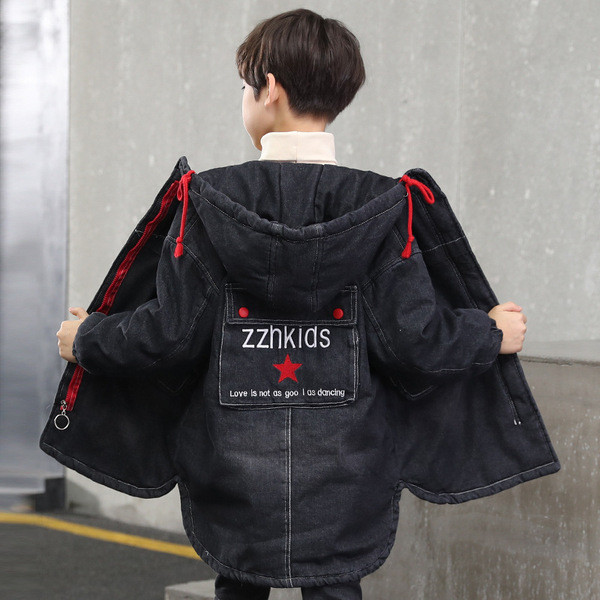 Modern gyerekkabát fiúknak, hosszú modell fekete kapucnival