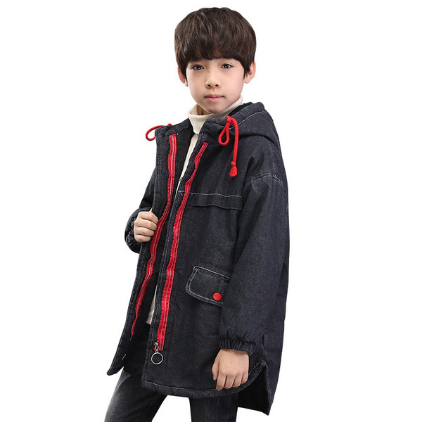 Modern gyerekkabát fiúknak, hosszú modell fekete kapucnival