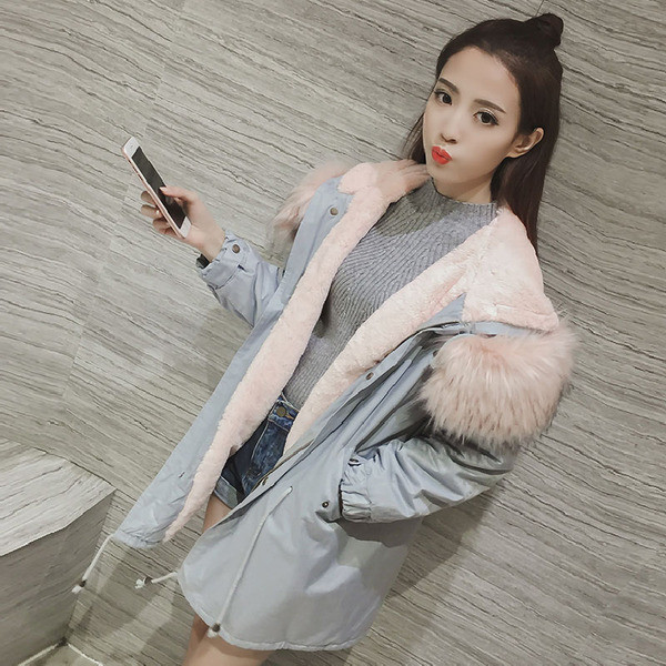 Дамско модерно яке с пух в светъл цвят