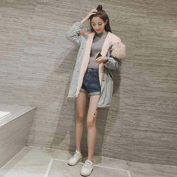 Дамско модерно яке с пух в светъл цвят