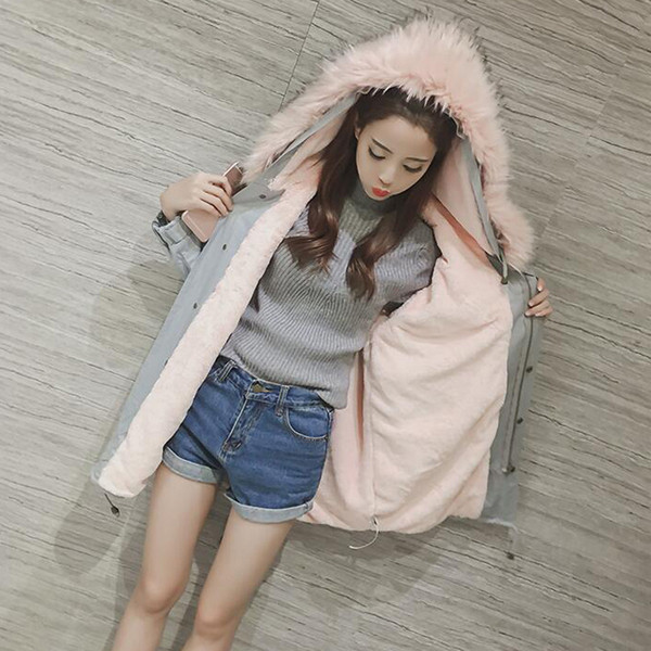 Дамско модерно яке с пух в светъл цвят