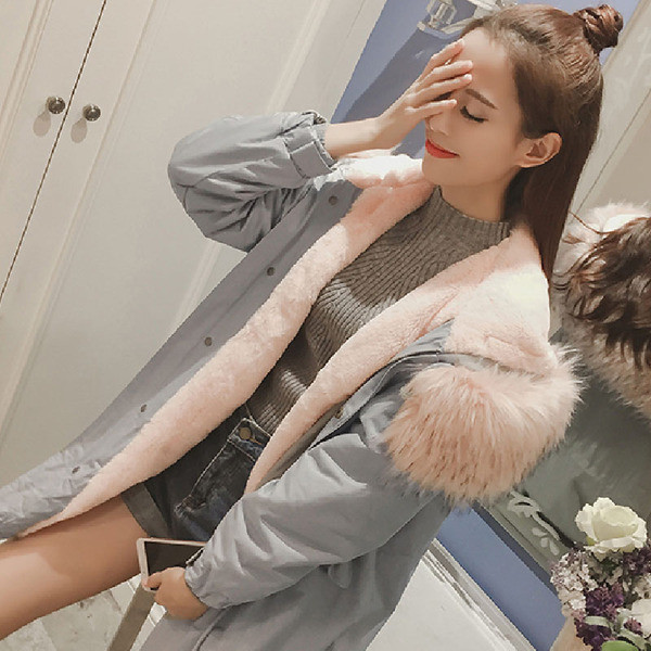 Дамско модерно яке с пух в светъл цвят