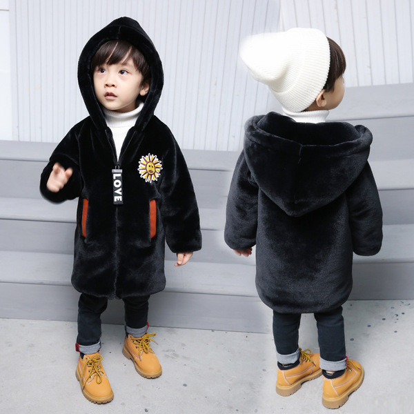 Puha gyerekkabát zsebekkel és kapucnival fekete színben, fiúknak és lányoknak egyaránt