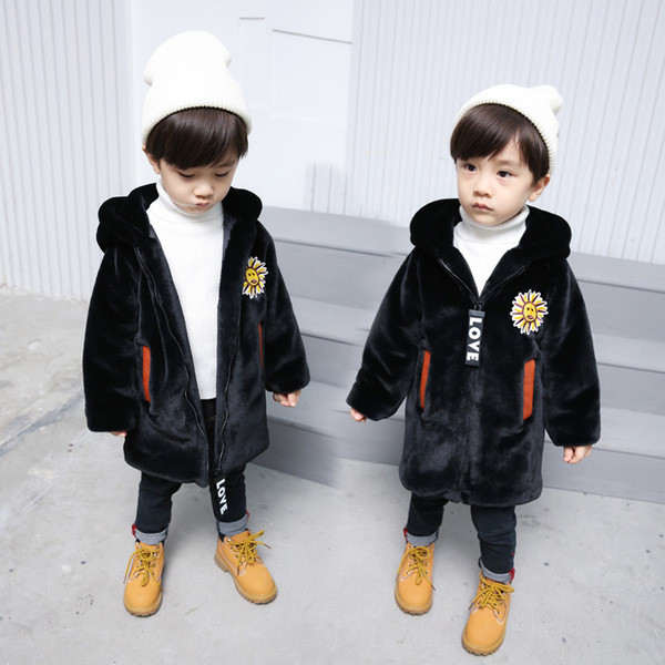 Puha gyerekkabát zsebekkel és kapucnival fekete színben, fiúknak és lányoknak egyaránt