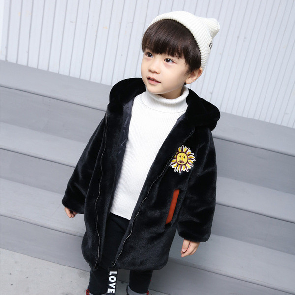 Puha gyerekkabát zsebekkel és kapucnival fekete színben, fiúknak és lányoknak egyaránt