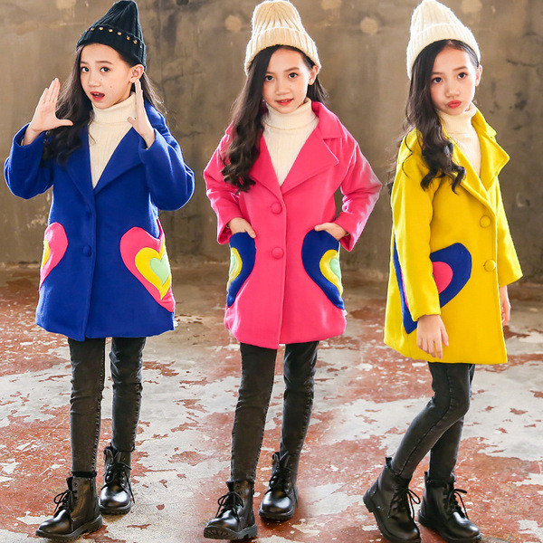 Modern gyerekkabát lányoknak színes zsebekkel, többféle színben