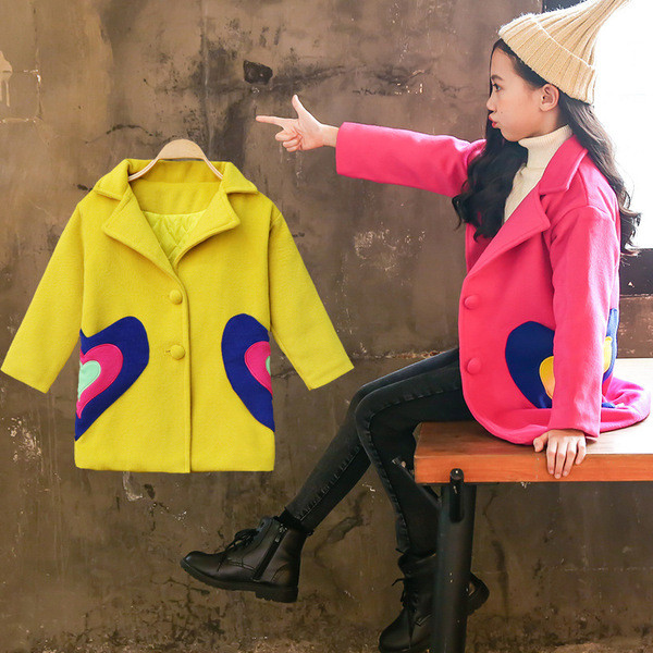 Modern gyerekkabát lányoknak színes zsebekkel, többféle színben