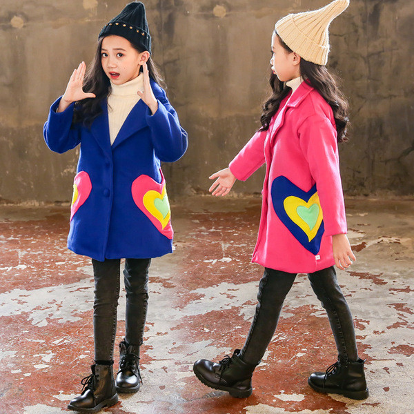 Modern gyerekkabát lányoknak színes zsebekkel, többféle színben