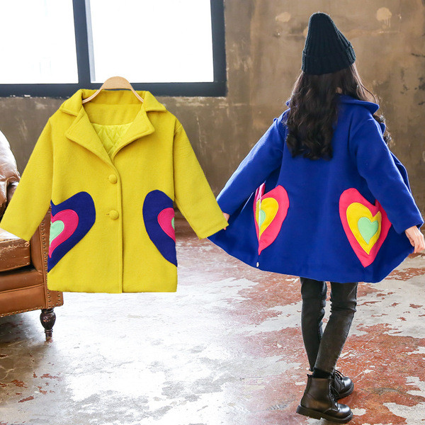 Modern gyerekkabát lányoknak színes zsebekkel, többféle színben