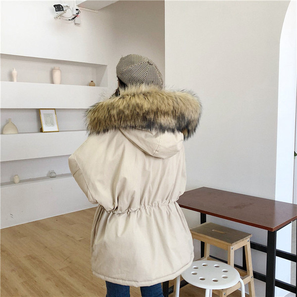 Modern női kabát - széles, fehér, pehelyes modell