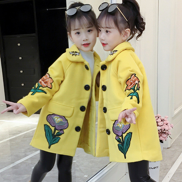 Modern gyerekkabát lányoknak három színben virágos hímzéssel