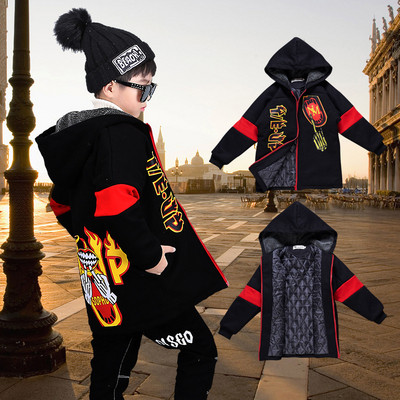 Modern gyerek kabát fiúknak, színes díszítéssel