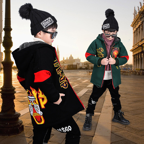 Modern gyerek kabát fiúknak, színes díszítéssel