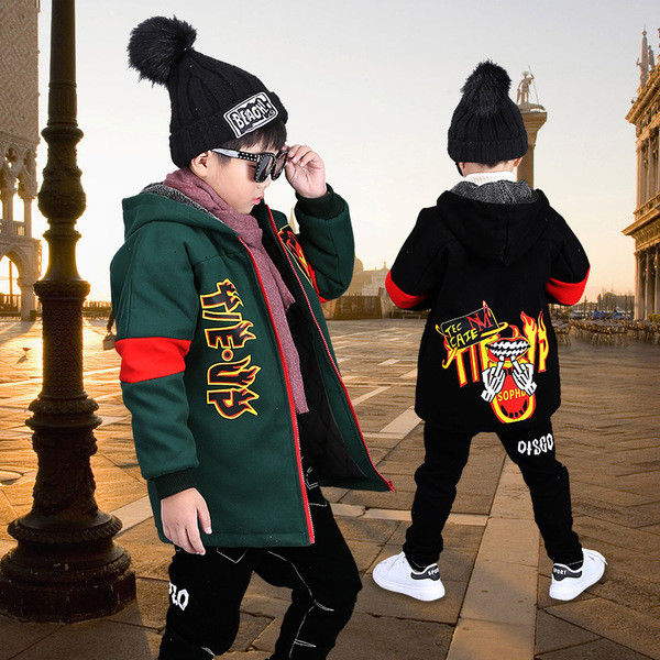 Modern gyerek kabát fiúknak, színes díszítéssel