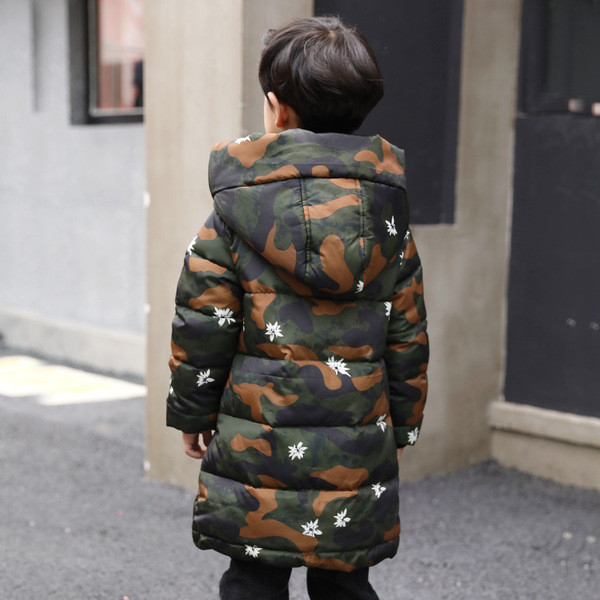 Modern gyerekkabát fiúknak, hosszú modell terepszínű mintával