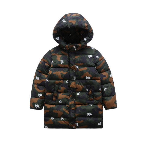 Modern gyerekkabát fiúknak, hosszú modell terepszínű mintával