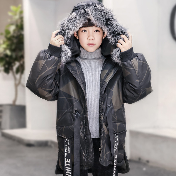 Téli gyerekdzseki fiúknak, kapucnival, sötét színű pehellyel