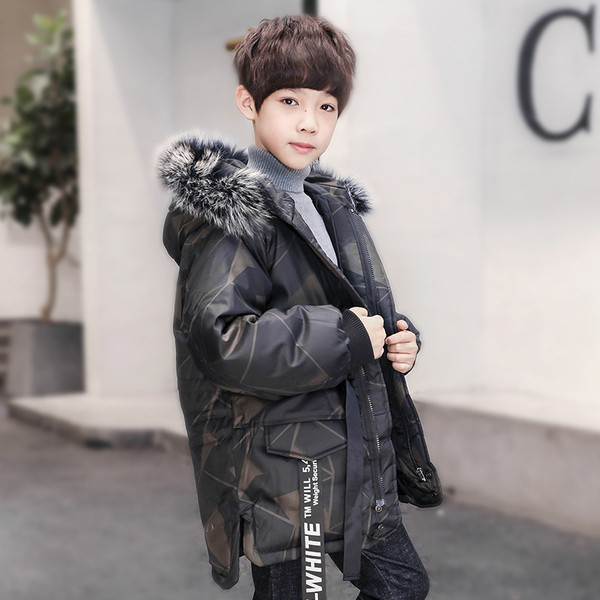 Téli gyerekdzseki fiúknak, kapucnival, sötét színű pehellyel