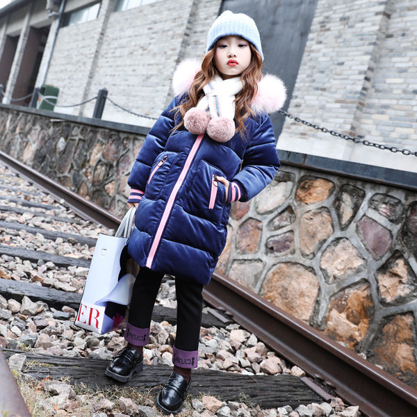 Modern gyerekkabát lányoknak hosszú modell, hátoldalán felirattal több színben