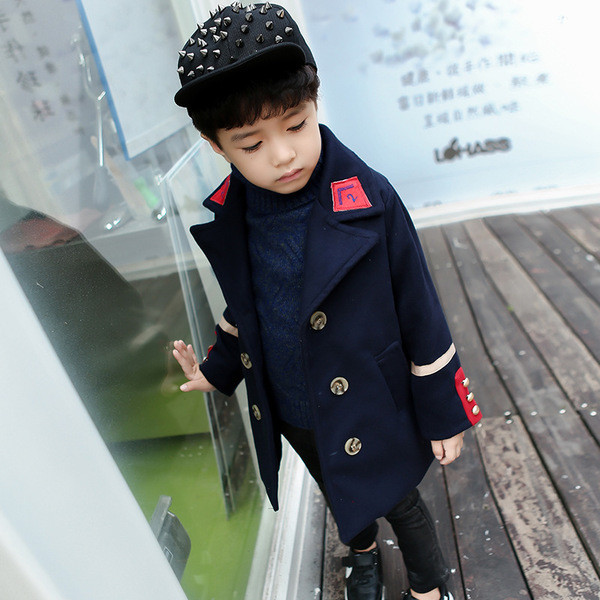 Stílusos gyerekkabát fiúknak kék gombokkal