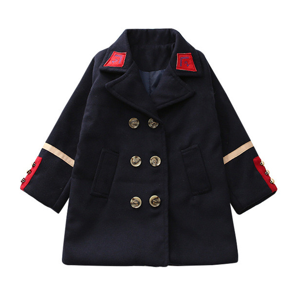 Stílusos gyerekkabát fiúknak kék gombokkal