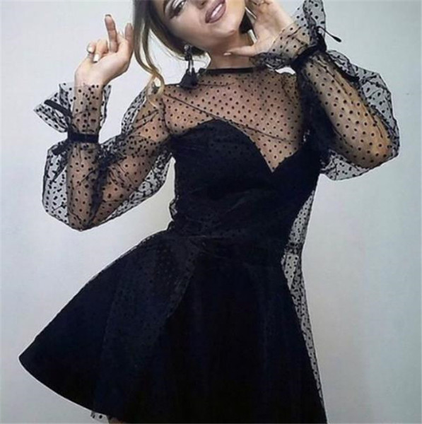 Aktuális női ruha szabású modell és csipke fekete színben