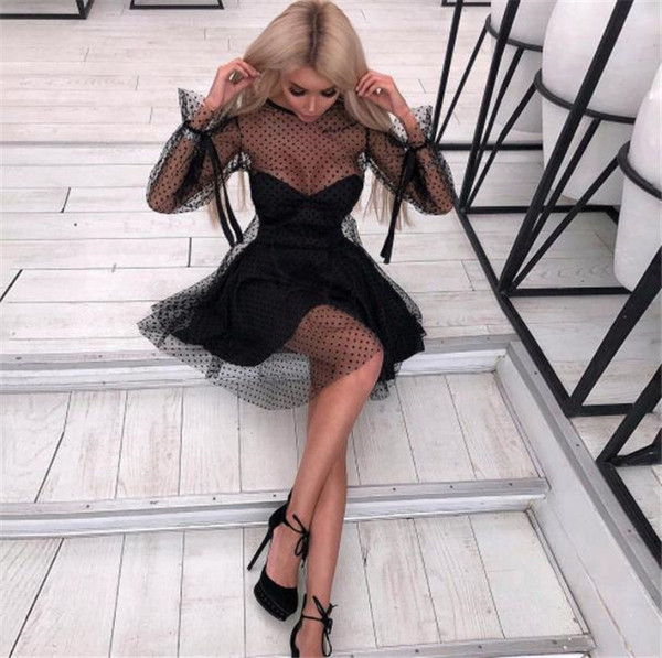 Aktuális női ruha szabású modell és csipke fekete színben