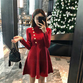 Stílusos női ruha modell, piros gombokkal