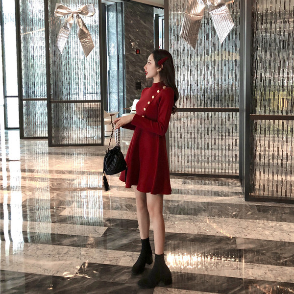 Stílusos női ruha modell, piros gombokkal