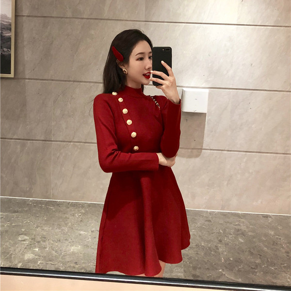 Stílusos női ruha modell, piros gombokkal