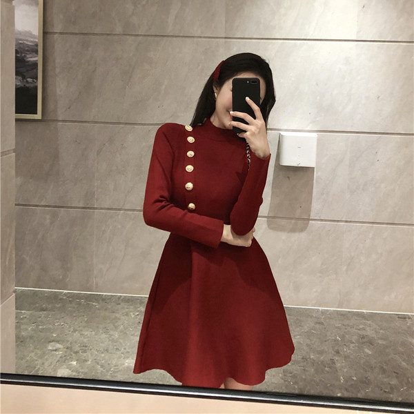 Stílusos női ruha modell, piros gombokkal