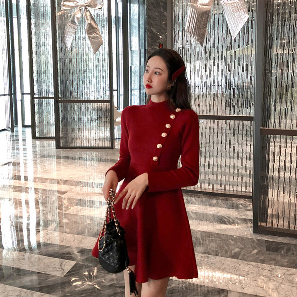 Stílusos női ruha modell, piros gombokkal