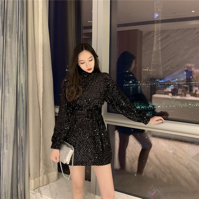 Modern női ruha flitterekkel, két színben