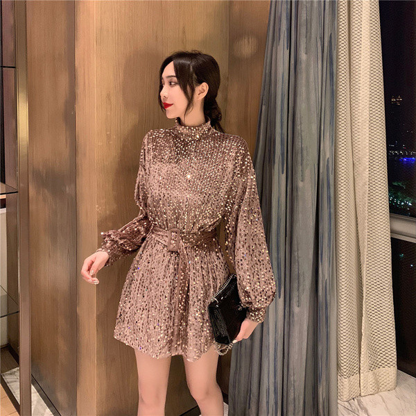 Modern női ruha flitterekkel, két színben