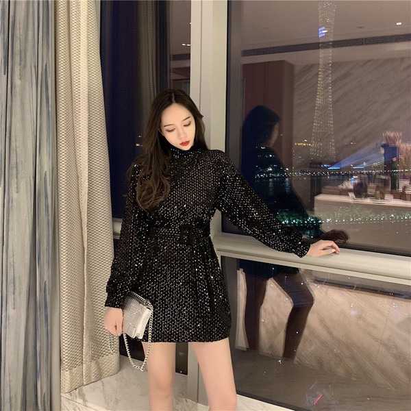 Modern női ruha flitterekkel, két színben