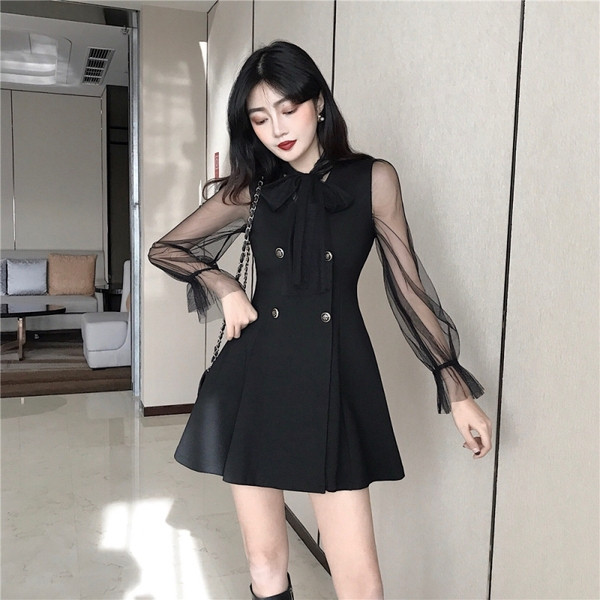 Stílusos női ruha szalaggal és átlátszó ujjakkal fekete színben