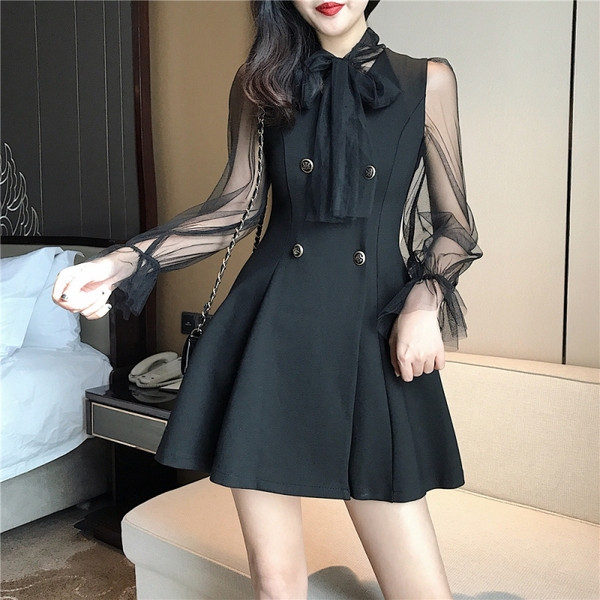 Stílusos női ruha szalaggal és átlátszó ujjakkal fekete színben