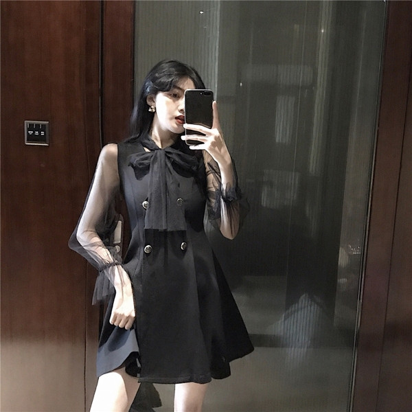 Stílusos női ruha szalaggal és átlátszó ujjakkal fekete színben