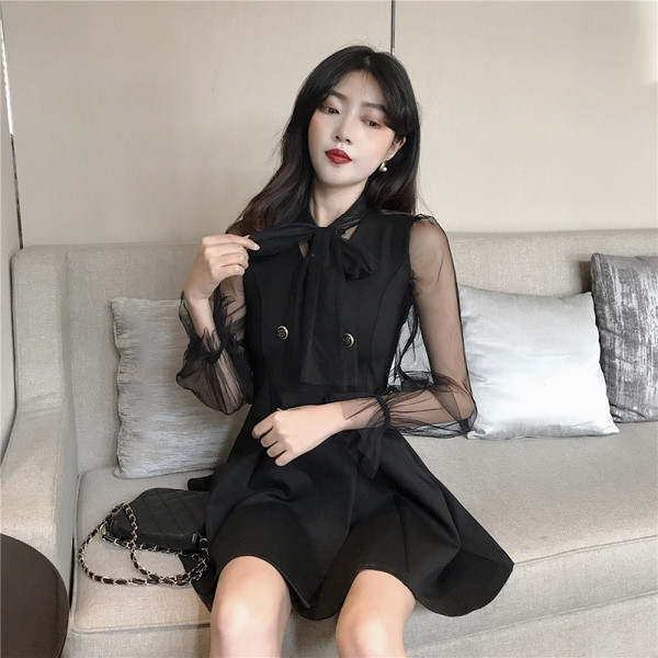 Stílusos női ruha szalaggal és átlátszó ujjakkal fekete színben