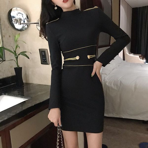 Elegáns női ruha Karcsú modell fekete színben